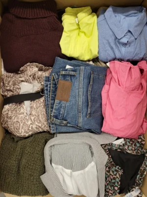 The photo shows a package with clothing in the category TSC.