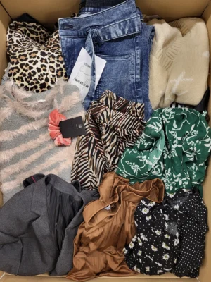 The photo shows a package with clothing in the category TSC.