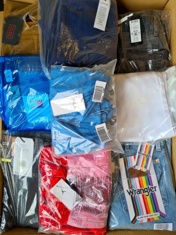 The photo shows a package with clothing in the category AM.