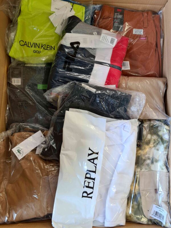 The photo shows a package with clothing in the category AM.