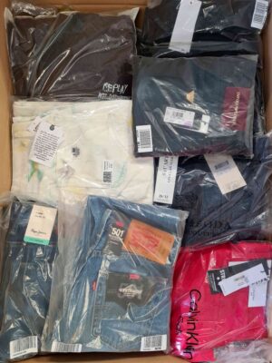 The photo shows a package with clothing in the category AM.