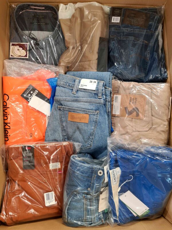 The photo shows a package with clothing in the category AM.