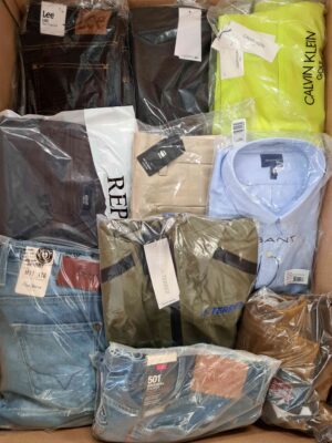 The photo shows a package with clothing in the category AM.