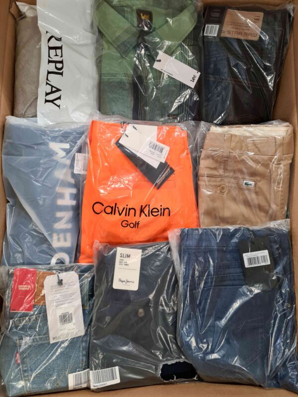 The photo shows a package with clothing in the category AM.