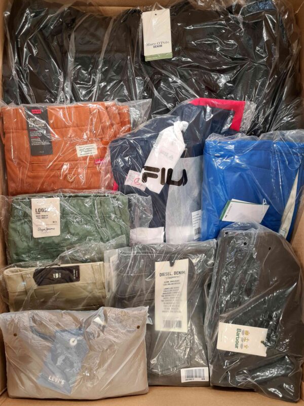 The photo shows a package with clothing in the category AM.