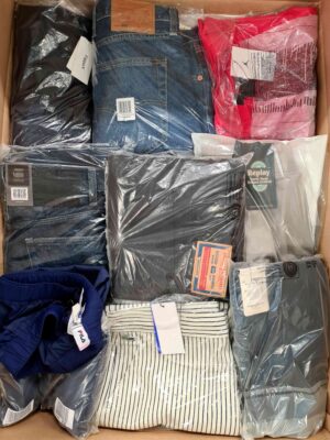 The photo shows a package with clothing in the category AM.