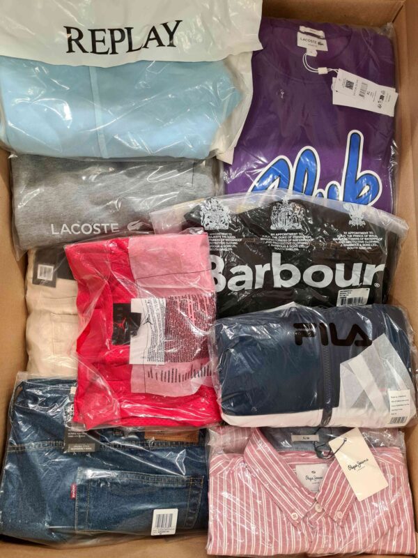 The photo shows a package with clothing in the category AM.