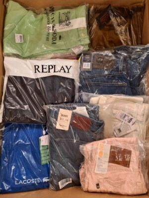The photo shows a package with clothing in the category AM.