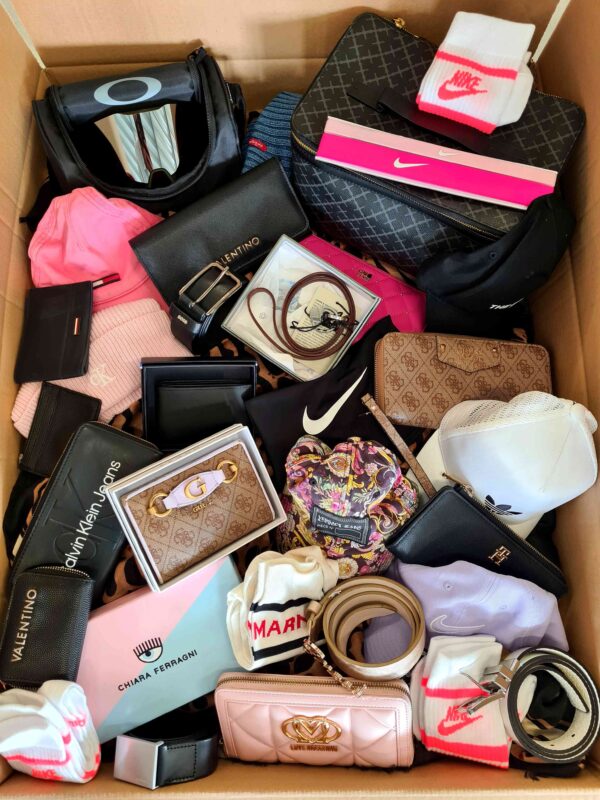 The picture shows a package with accessories in the category AC.