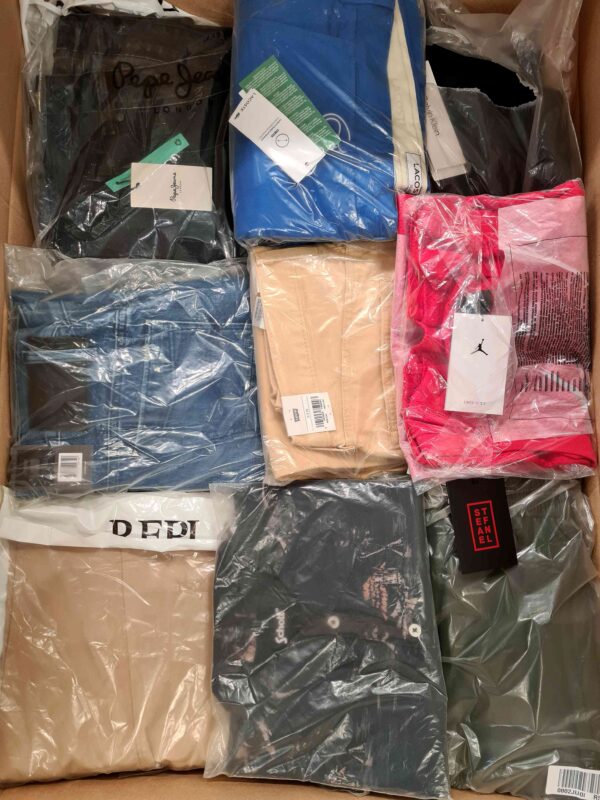 The photo shows a package with clothing in the category AM.