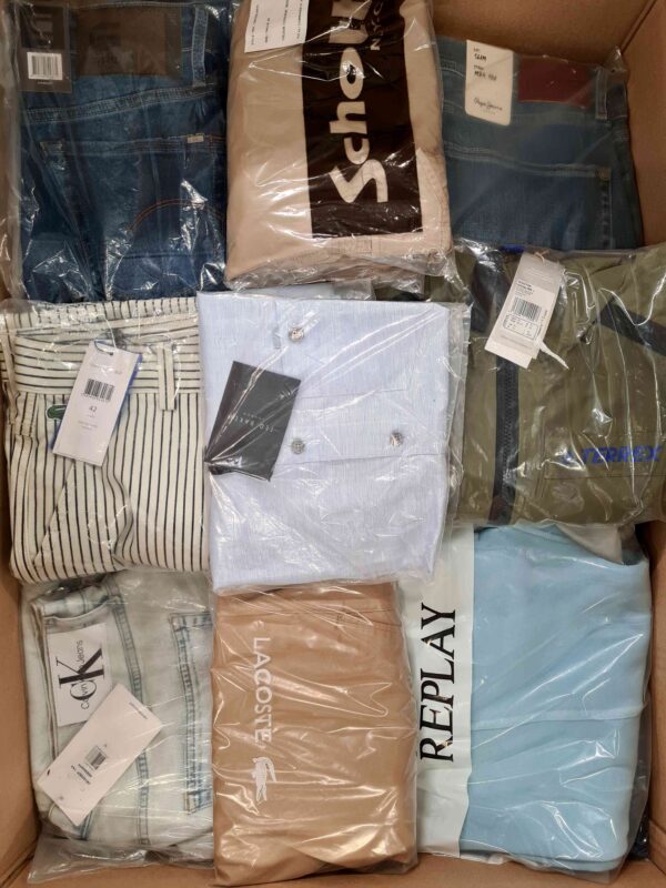 The photo shows a package with clothing in the category AM.