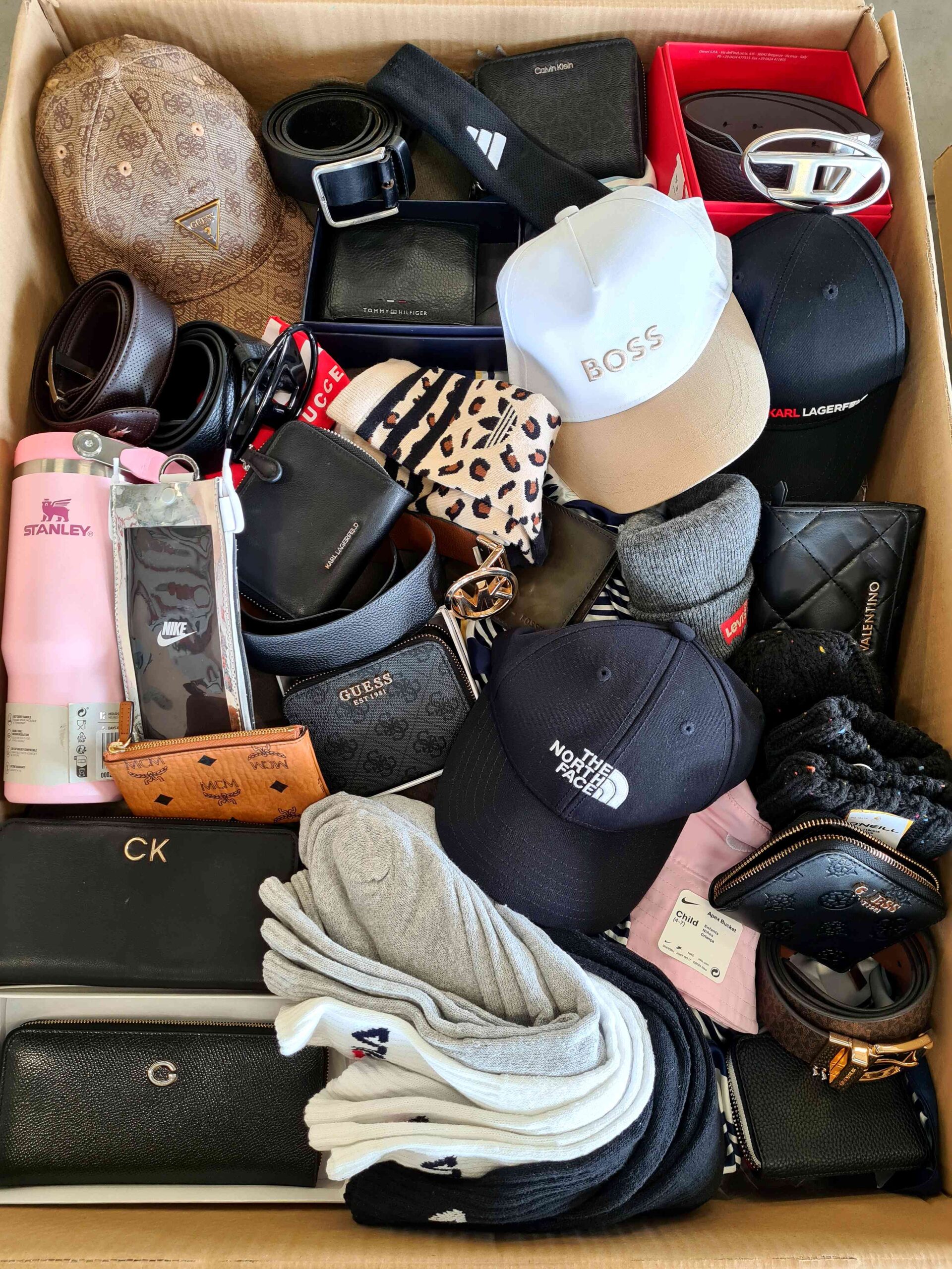 The picture shows a package with accessories in the category AC.