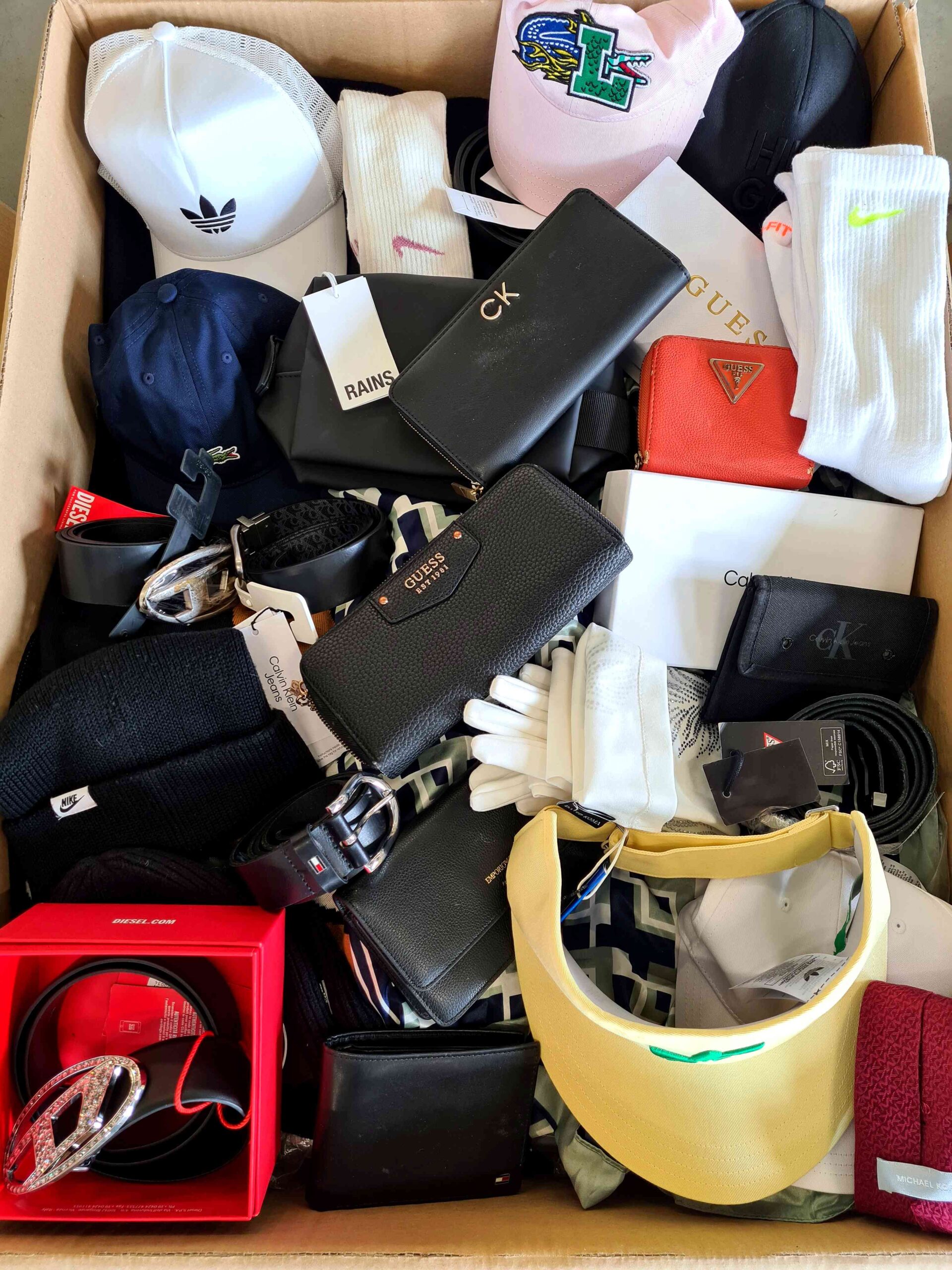 The picture shows a package with accessories in the category AC.