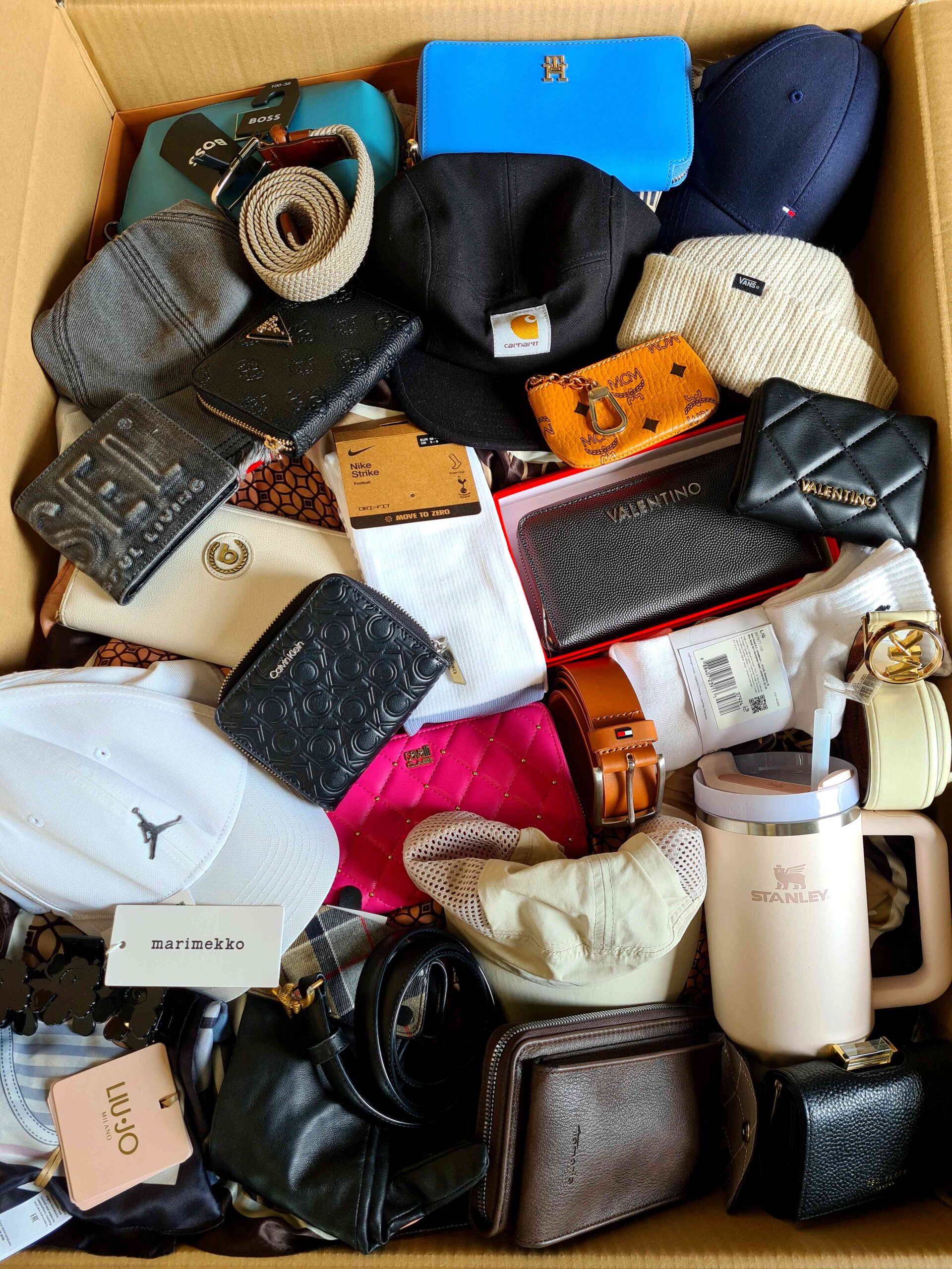 The picture shows a package with accessories in the category AC.