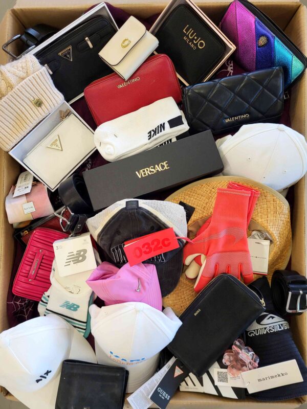 The picture shows a package with accessories in the category AC.