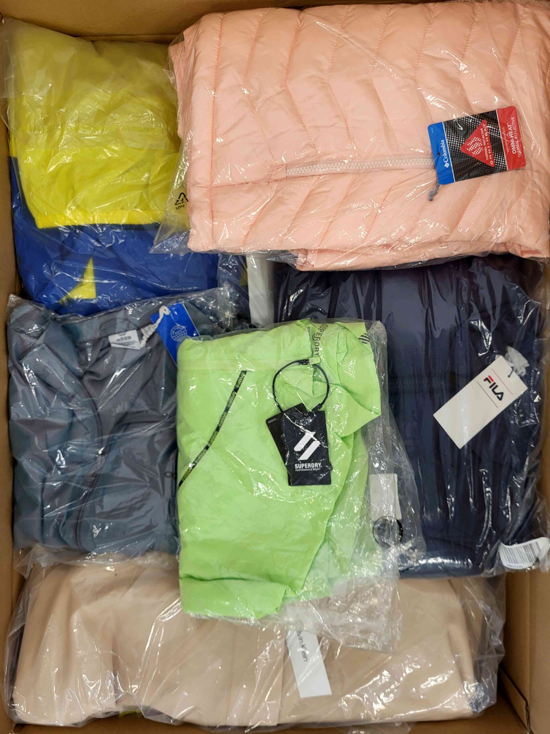 AJS442 3 The photo shows a package with clothing in the category AJS.