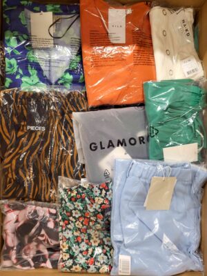 The photo shows a package with clothing in the category AR.