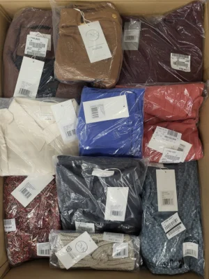 The photo shows a package with clothing in the category YA.