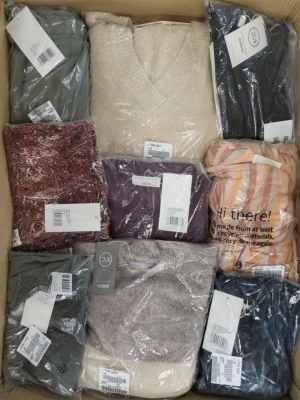 The photo shows a package with clothing in the category YA.