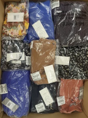 The photo shows a package with clothing in the category YA.