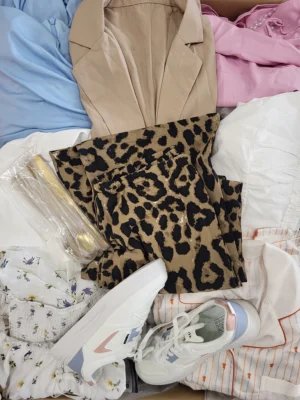 The photo shows a package with clothing in the category SN.