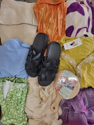 The photo shows a package with clothing in the category SN.