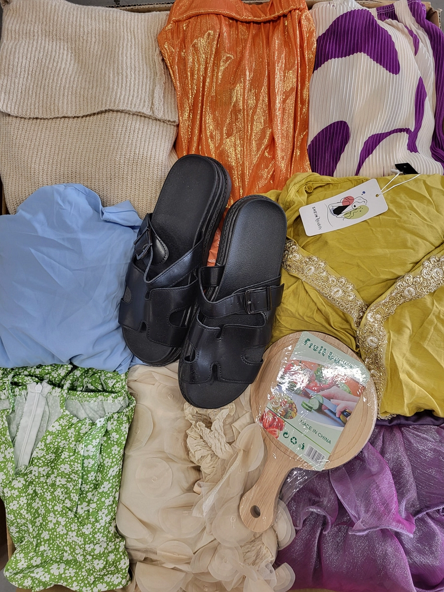 The photo shows a package with clothing in the category SN.