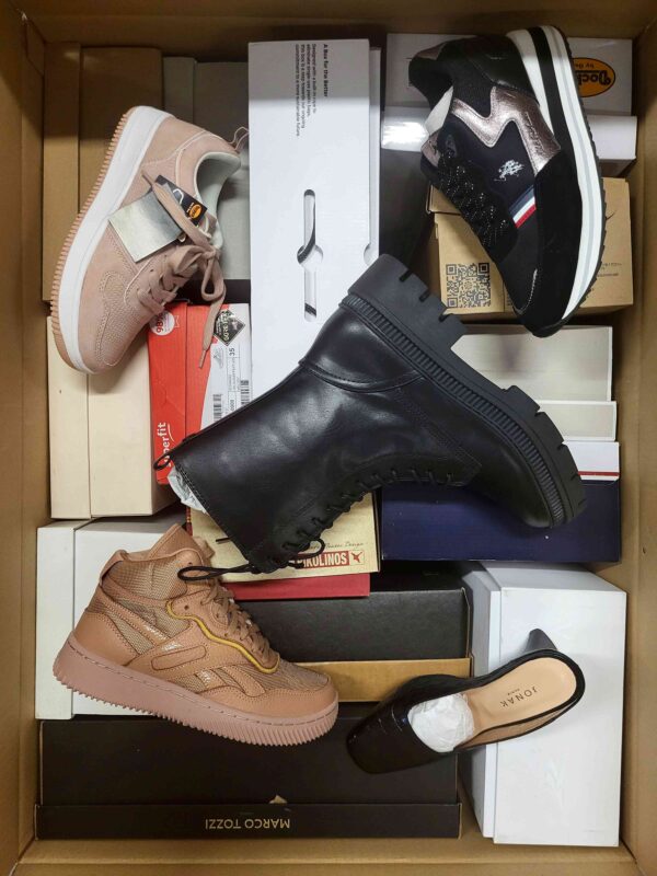 The photo shows a package with footwear in the category AS.