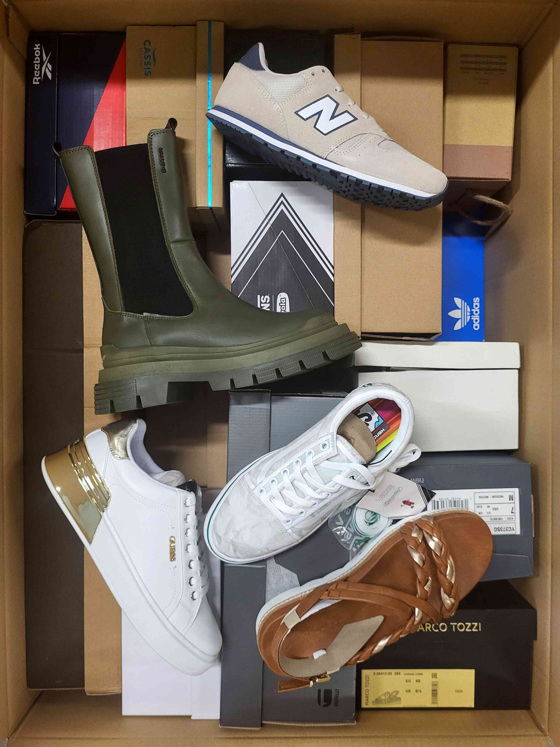 The photo shows a package with footwear in the category AS.