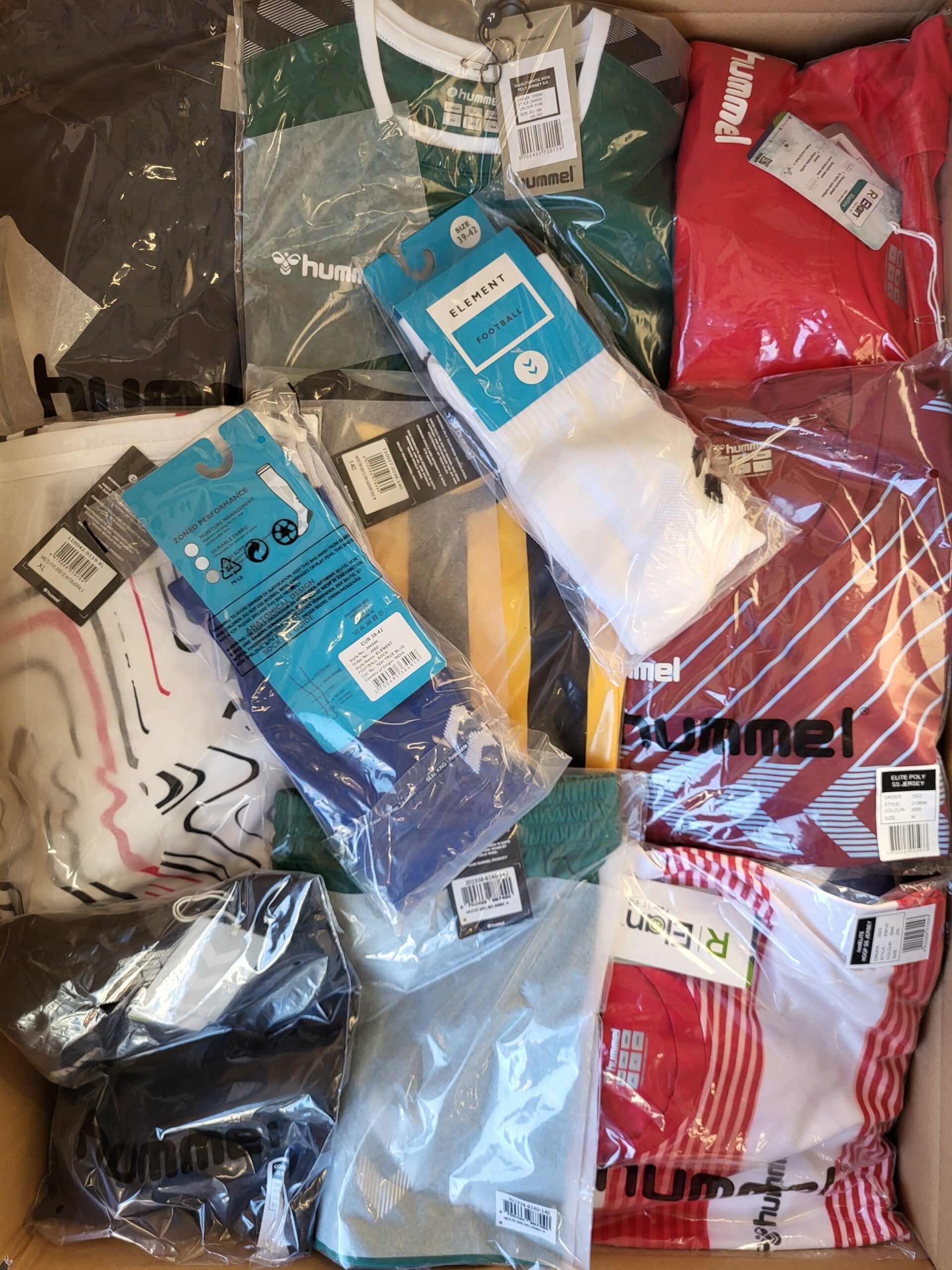 H713 3 The photo shows a package with clothing in the category H.