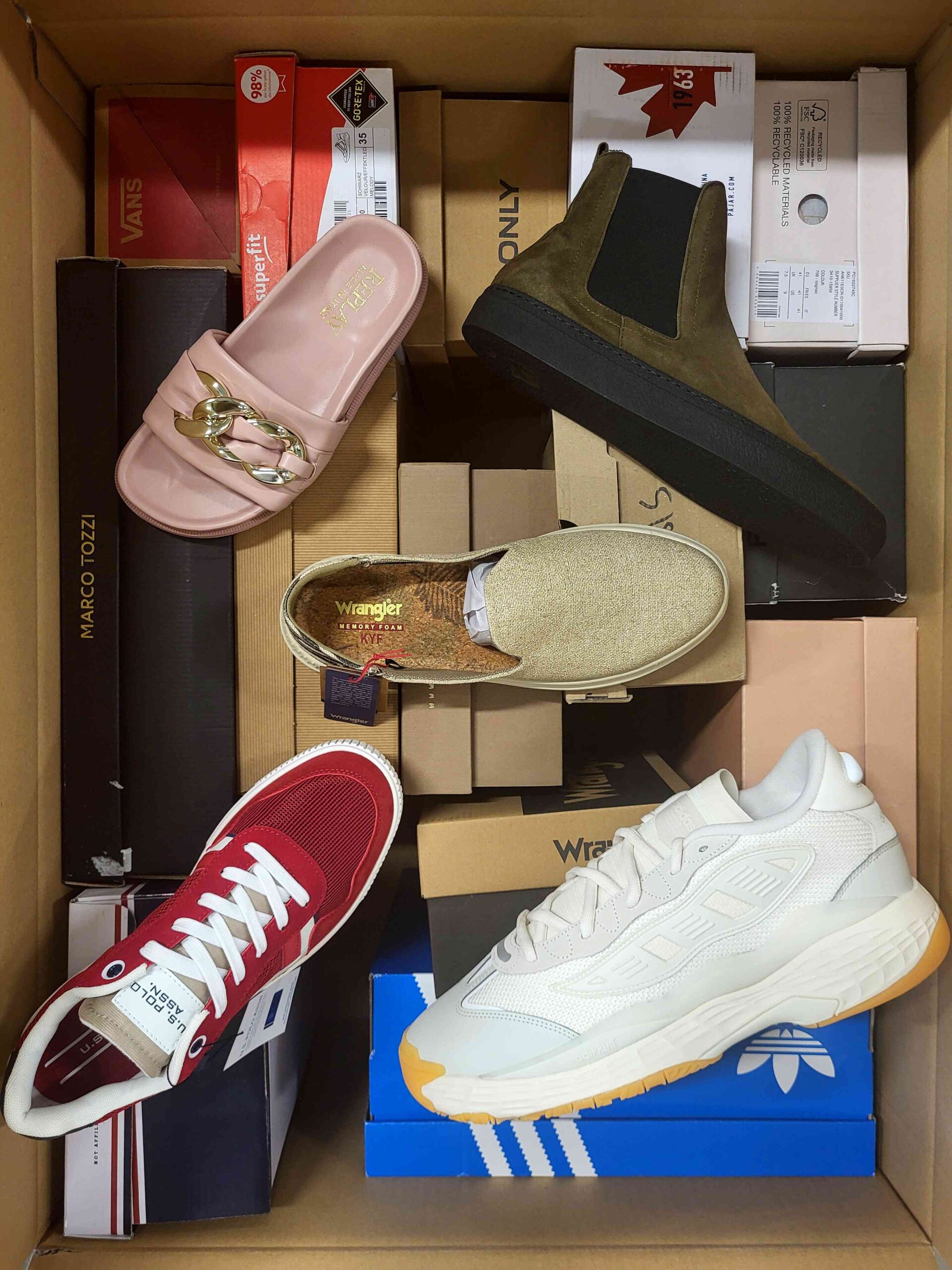 The photo shows a package with footwear in the category AS.
