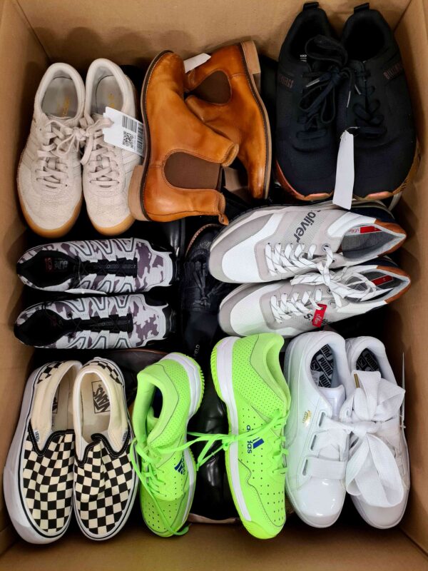 The photo shows a package with footwear in the category SH.