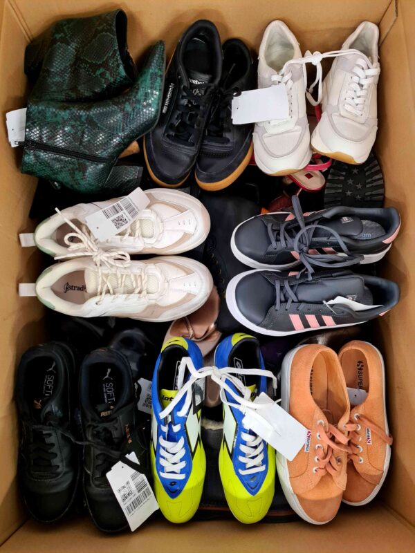 The photo shows a package with footwear in the category SH.