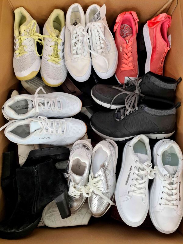 The photo shows a package with footwear in the category SH.