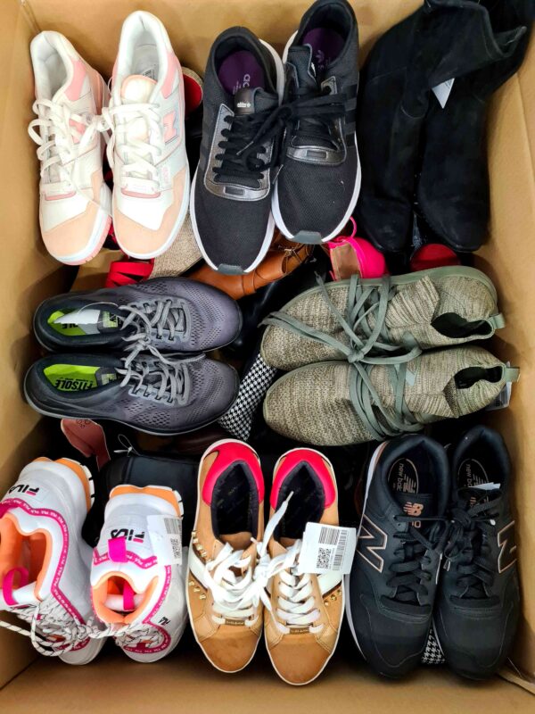 The photo shows a package with footwear in the category SH.