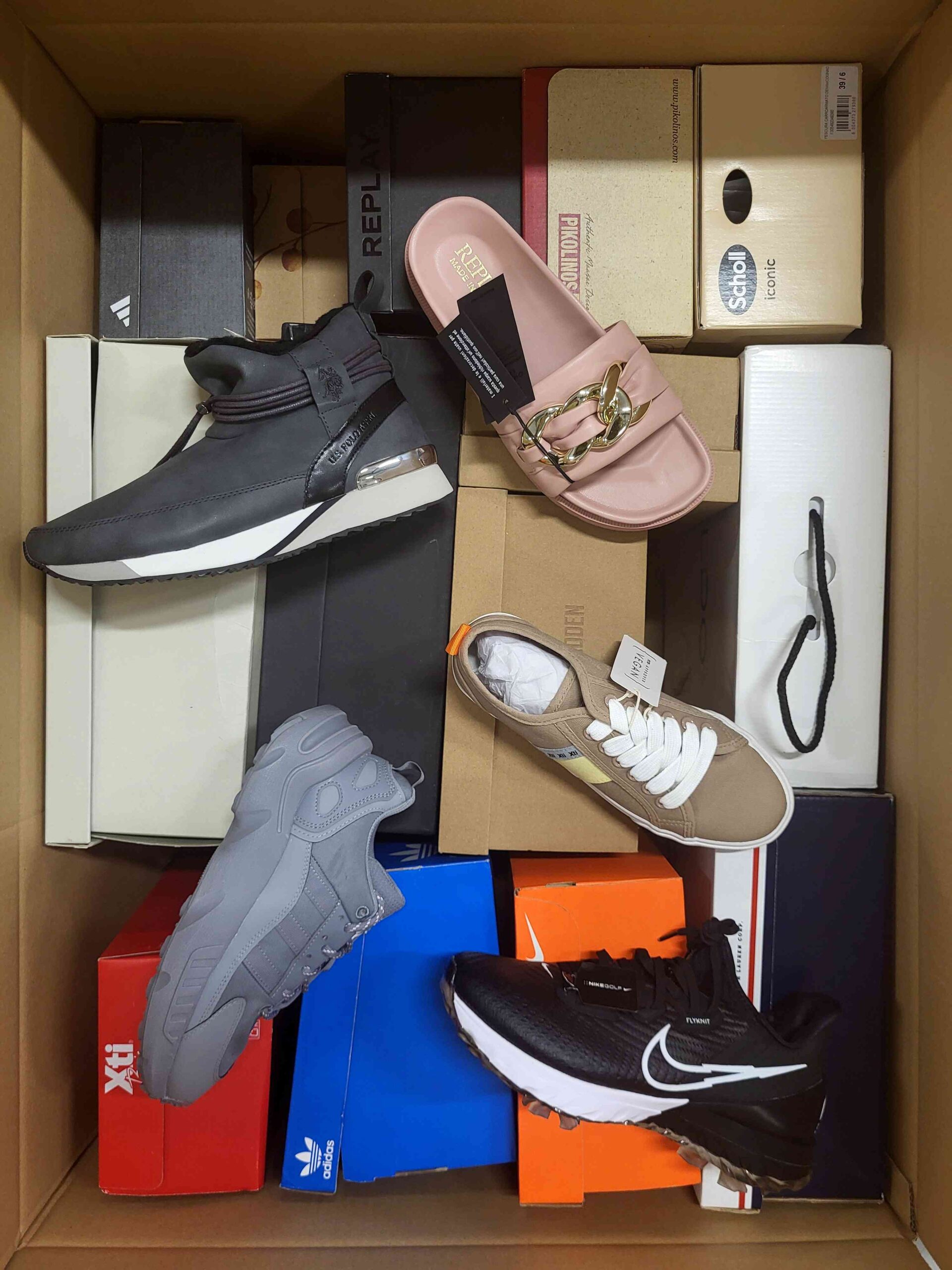 The photo shows a package with footwear in the category AS.