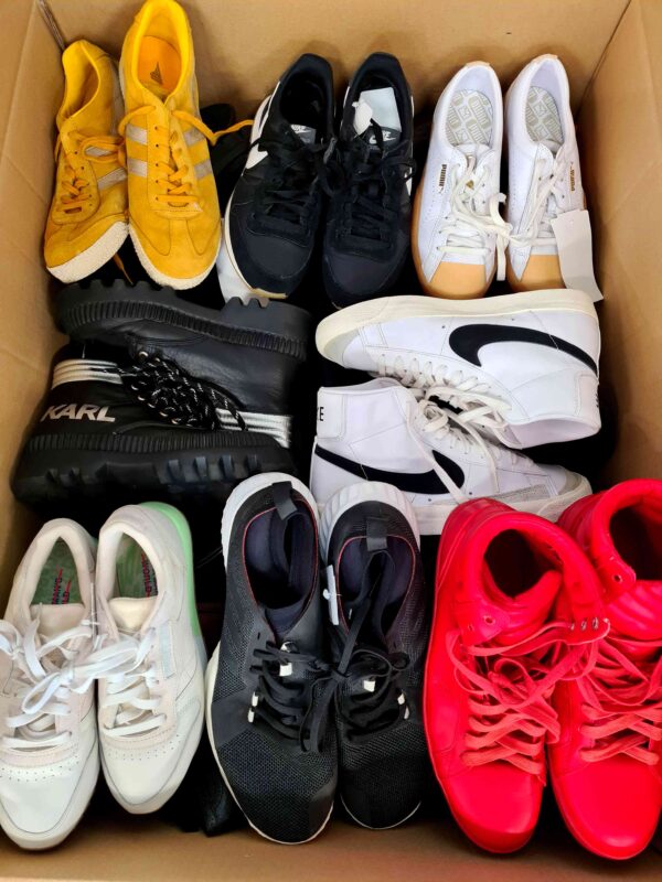The photo shows a package with footwear in the category SH.