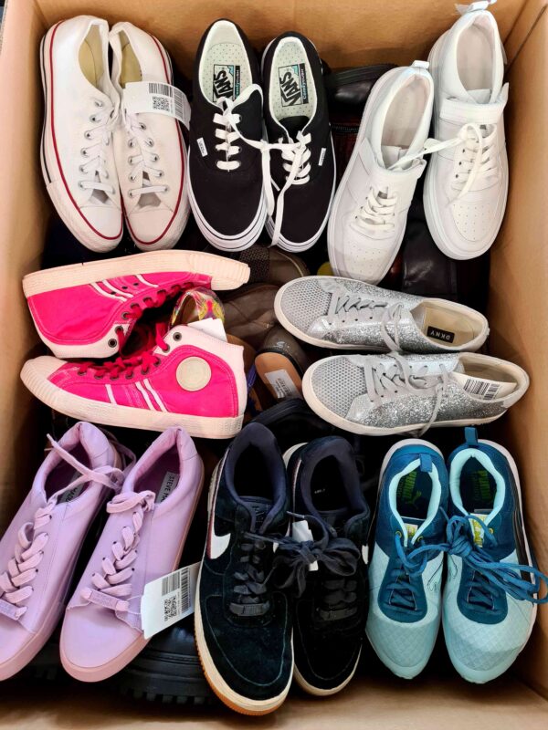 The photo shows a package with footwear in the category SH.