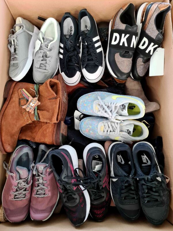 The photo shows a package with footwear in the category SH.