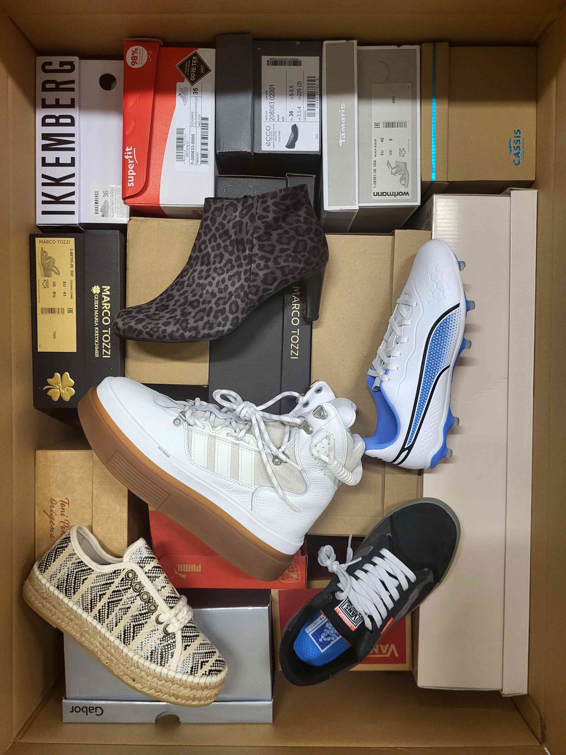 The photo shows a package with footwear in the category AS.