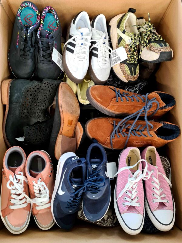 The photo shows a package with footwear in the category SH.