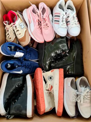 The photo shows a package with footwear in the category SH.