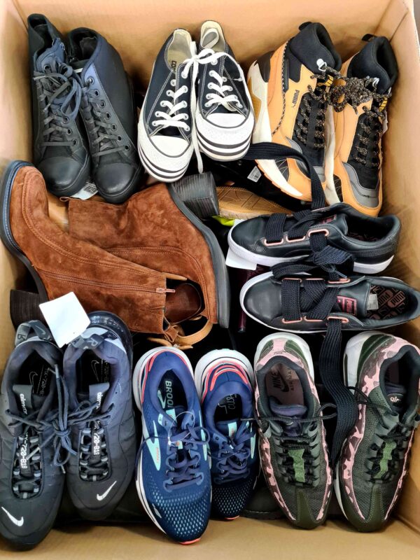 The photo shows a package with footwear in the category SH.
