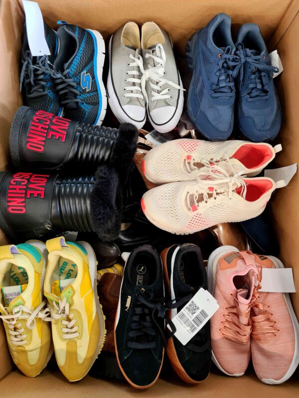 The photo shows a package with footwear in the category SH.