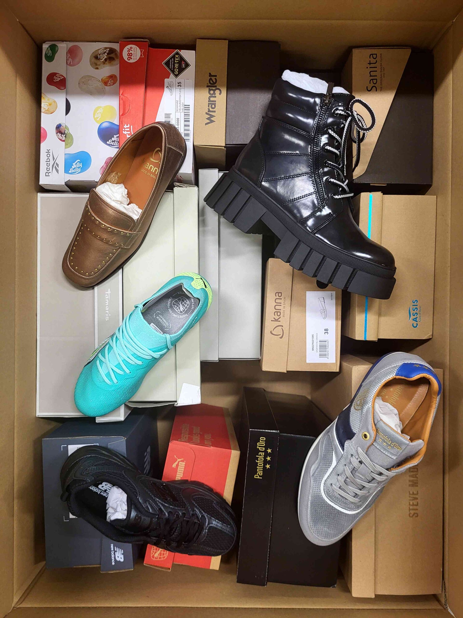 The photo shows a package with footwear in the category AS.