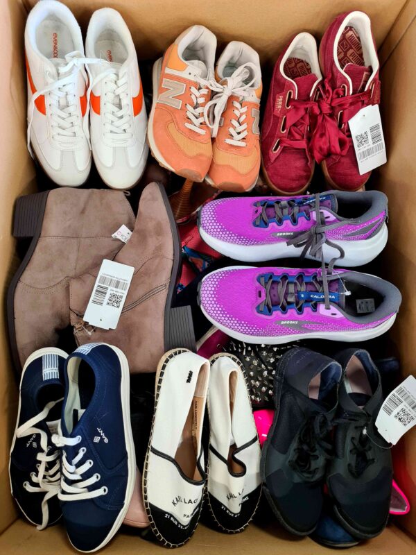 The photo shows a package with footwear in the category SH.