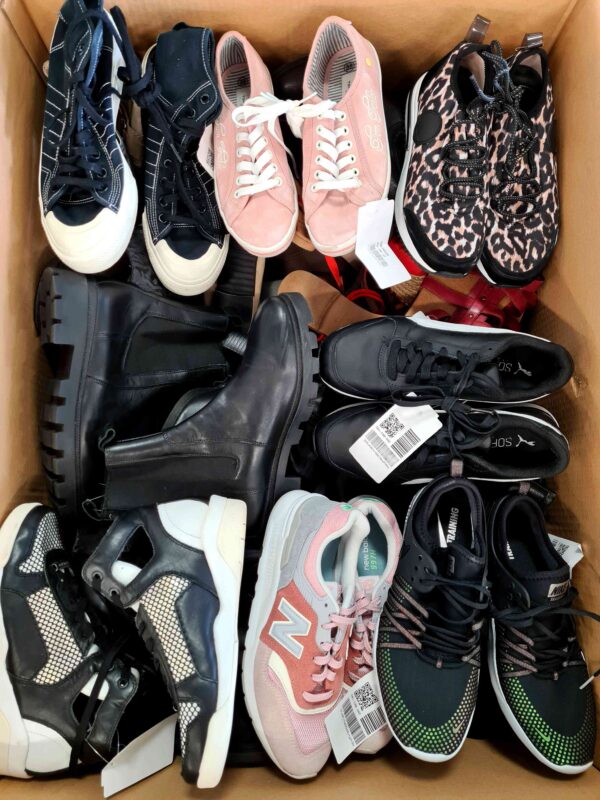 The photo shows a package with footwear in the category SH.