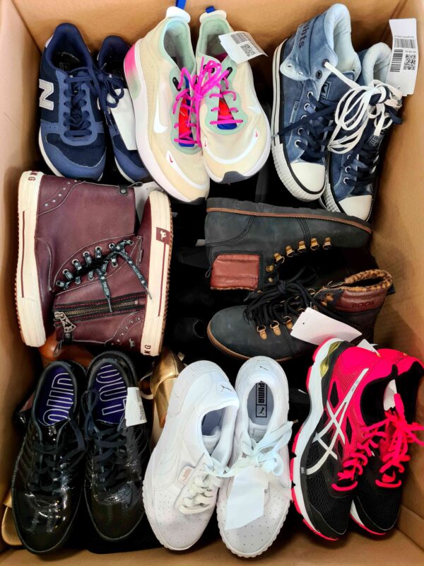 The photo shows a package with footwear in the category SH.