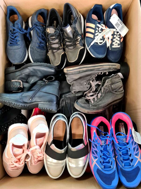The photo shows a package with footwear in the category SH.