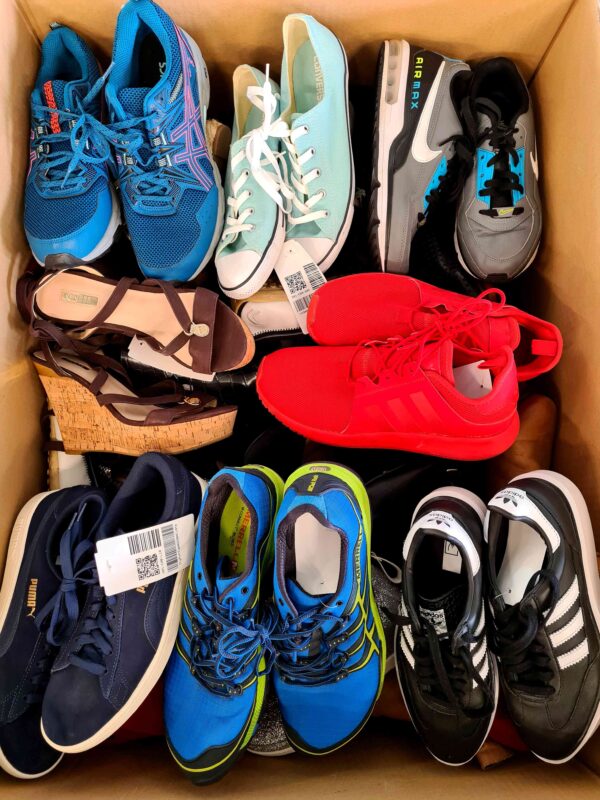 The photo shows a package with footwear in the category SH.